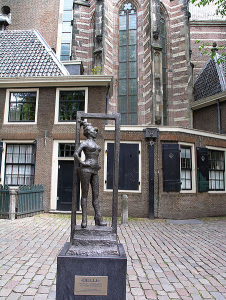 BELLE STATUE IN AMSTERDAM