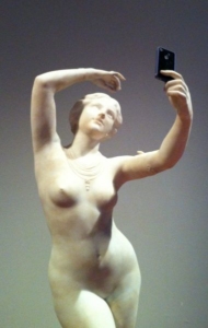 selfie-statue
