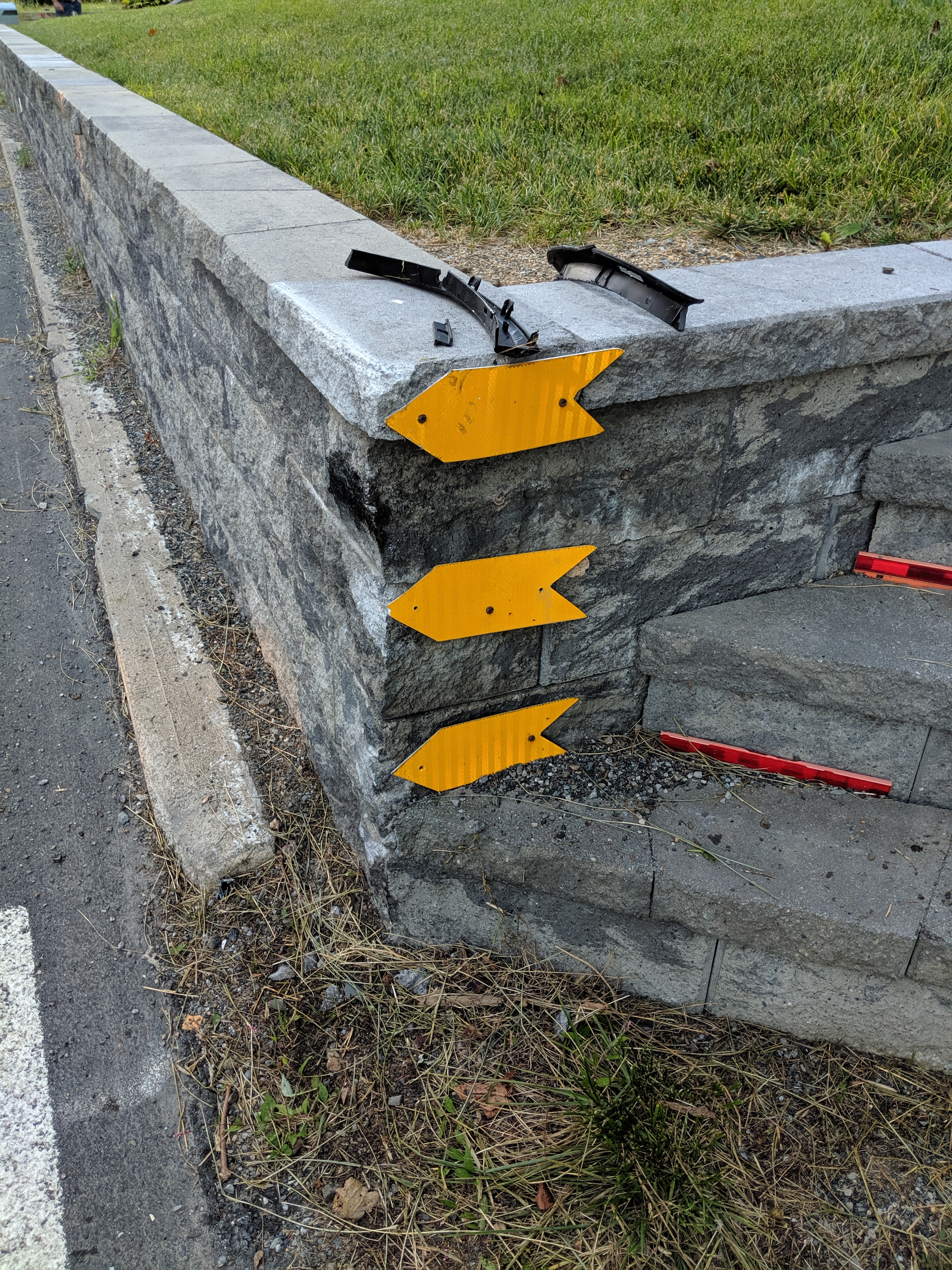 20190830 inspecting carcrash into wall (6)