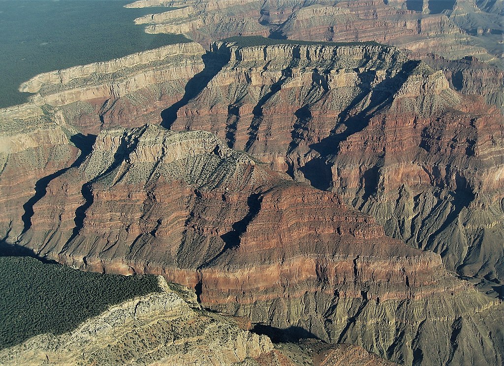 Vesta_and_Diana,_South_Rim,_Grand_Canyon